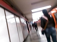 madura culona en el metro