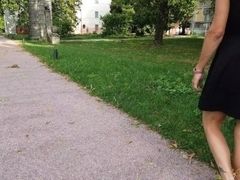 Mia moglie si toglie gli slip e si masturba in un parco pubblico