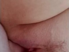 MssB si masturba il clitoride con il cazzo nella fica calda e dopo grida basta spruzzami la sborra