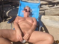 Elle se gode à la plage nudiste à la vue de voyeurs