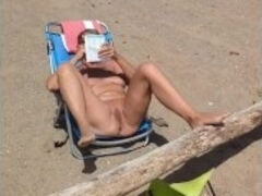 Exhibition sur la plage. Elle bronze sa chatte. Cap d'Agde