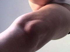 Esposa amadora faz tarefas domésticas nua.