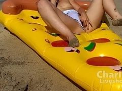 Charlie se branle sur une pizza au bord de la mer